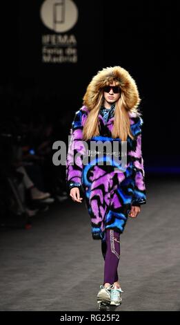 Madrid, Spanien. 27 Jan, 2019. Ein Modell präsentiert Kreationen, die von Mode Marke Custo Barcelona während der Fashion Week in Madrid in Madrid, Spanien, Jan. 27, 2019. Quelle: Guo Qiuda/Xinhua/Alamy leben Nachrichten Stockfoto