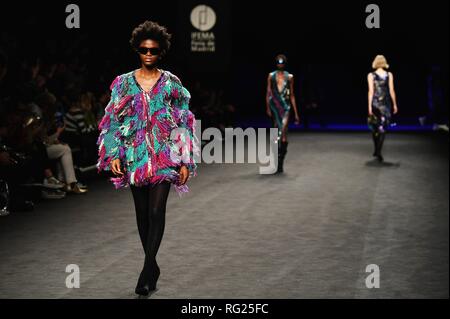 Madrid, Spanien. 27 Jan, 2019. Modelle präsentieren Kreationen, die von Mode Marke Custo Barcelona während der Fashion Week in Madrid in Madrid, Spanien, Jan. 27, 2019. Quelle: Guo Qiuda/Xinhua/Alamy leben Nachrichten Stockfoto