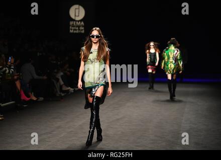 Madrid, Spanien. 27 Jan, 2019. Modelle präsentieren Kreationen, die von Mode Marke Custo Barcelona während der Fashion Week in Madrid in Madrid, Spanien, Jan. 27, 2019. Quelle: Guo Qiuda/Xinhua/Alamy leben Nachrichten Stockfoto