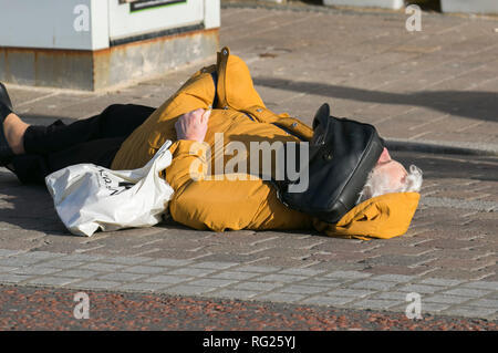 Blackpool, Lancashire. 27 Jan, 2019. UK Wetter. Gale force Winde an der Küste. Die Besucher der Stadt am Meer haben strenge Winde mit Fußgängern auf der Strandpromenade ausgeblasen wird zu ertragen. Credit: MediaWorldImages/AlamyLiveNews Stockfoto