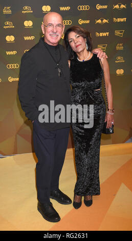 Kitzbühel, Österreich. 26. Januar 2019. Regisseur Otto Retzer und seine Frau Shirley mit dem Kitz Rennen Party kommen. Traditionell diese Veranstaltung findet im Zielbereich der Hahnenkamm Rennen. Foto: Felix Hörhager/dpa Quelle: dpa Picture alliance/Alamy Leben Nachrichten Quelle: dpa Picture alliance/Alamy leben Nachrichten Stockfoto