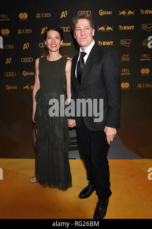 Kitzbühel, Österreich. 26. Januar 2019. Die Schauspieler Tobias Moretti und seiner Frau Julia kommen zu dem Kitz Rennen Partei. Traditionell diese Veranstaltung findet im Zielbereich der Hahnenkamm Rennen. Foto: Felix Hörhager/dpa Quelle: dpa Picture alliance/Alamy Leben Nachrichten Quelle: dpa Picture alliance/Alamy leben Nachrichten Stockfoto