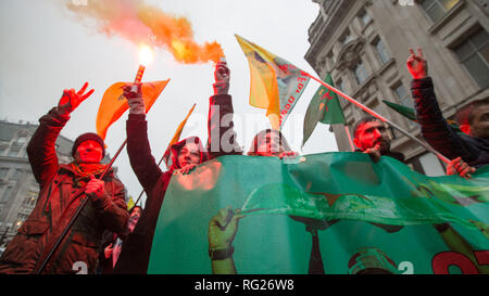 London, Großbritannien. 27. Januar 2019. Pro-kurdischen Demonstranten März aus Portland Place zum Trafalgar Square gegen die Türkei angebliche Unterstützung des Islamischen Staates zu demonstrieren. Credit: George Cracknell Wright/Alamy leben Nachrichten Stockfoto