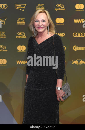 Kitzbühel, Österreich. 26. Januar 2019. Ingrid Flick, Witwe des Industriellen Friedrich Karl Flick, kommt zu dem Kitz Rennen Partei. Traditionell diese Veranstaltung findet im Zielbereich der Hahnenkamm Rennen. Foto: Felix Hörhager/dpa Quelle: dpa Picture alliance/Alamy leben Nachrichten Stockfoto