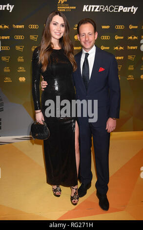 Kitzbühel, Österreich. 26. Januar 2019. Maximilian J. Riedel (Riedel Glas) und sein Begleiter Osana auf die Kitz Rennen Party kommen. Traditionell diese Veranstaltung findet im Zielbereich der Hahnenkamm Rennen. Foto: Felix Hörhager/dpa Quelle: dpa Picture alliance/Alamy leben Nachrichten Stockfoto