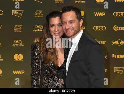 Kitzbühel, Österreich. 26. Januar 2019. Jessica Hinterseer, die älteste Tochter der Volksmusik star Hinterseer, und ihr Ehemann Timo Scheider, DTM Racer, kommen zu dem Kitz Rennen Partei. Traditionell diese Veranstaltung findet im Zielbereich der Hahnenkamm Rennen. Foto: Felix Hörhager/dpa Quelle: dpa Picture alliance/Alamy leben Nachrichten Stockfoto