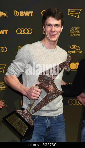 Kitzbühel, Österreich. 26. Januar 2019. Die Französische slalom Fahrer Clement Noel und Sieger der Slalom mit dem Kitz Rennen Partei. Traditionell diese Veranstaltung findet im Zielbereich der Hahnenkamm Rennen. Foto: Felix Hörhager/dpa Quelle: dpa Picture alliance/Alamy leben Nachrichten Stockfoto