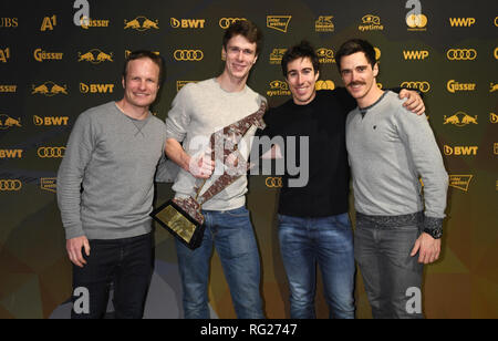 Kitzbühel, Österreich. 26. Januar 2019. Die Französische slalom Fahrer Clement Noel und Sieger der Slalom mit Freunden die Kitz Rennen Partei. Traditionell diese Veranstaltung findet im Zielbereich der Hahnenkamm Rennen. Foto: Felix Hörhager/dpa Quelle: dpa Picture alliance/Alamy leben Nachrichten Stockfoto