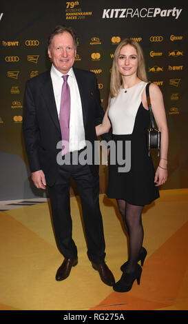 Kitzbühel, Österreich. 26. Januar 2019. Skifahrer Franz Klammer und seine Tochter Stephanie kommen zu dem Kitz Rennen Partei. Traditionell diese Veranstaltung findet im Zielbereich der Hahnenkamm Rennen. Foto: Felix Hörhager/dpa Quelle: dpa Picture alliance/Alamy leben Nachrichten Stockfoto