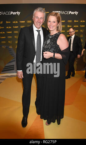 Kitzbühel, Österreich. 26. Januar 2019. Skifahrer Leonhard Stock und Gundi Reibersdorfer der Kitz Rennen Party kommen. Traditionell diese Veranstaltung findet im Zielbereich der Hahnenkamm Rennen. Foto: Felix Hörhager/dpa Quelle: dpa Picture alliance/Alamy leben Nachrichten Stockfoto