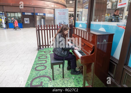 Glasgow, Schottland, Großbritannien. 27. Januar, 2019. Mya Brown ein 16 Jahre alte Musiker spielt Klavier, die auf die bahnhofshalle Hauptbahnhof steht und singt das Lied Kriechen durch die Rockband Radiohead. Credit: Skully/Alamy leben Nachrichten Stockfoto
