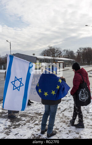 Oswiecim, Polen. 27. März, 2018. Holocaust Gedenktag. Ganz rechts die Aktivisten unter der Leitung von Piotr Rybak, zum Brennen einer Abbildung eines Juden früher überführt, organisierte im März auf den deutschen NS-Vernichtungslagers Auschwitz Birkenau angeblich polnischen Opfer des Vernichtungslagers zu feiern. Im Bild: Aktivisten der Opposition halten EU und Israel Fahnen protestierten gegen Nationalismus. Credit: Filip Radwanski/Alamy leben Nachrichten Stockfoto