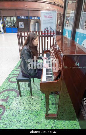 Glasgow, Schottland, Großbritannien. 27. Januar, 2019. Mya Brown ein 16 Jahre alte Musiker spielt Klavier, die auf die bahnhofshalle Hauptbahnhof steht und singt das Lied Kriechen durch die Rockband Radiohead. Credit: Skully/Alamy leben Nachrichten Stockfoto