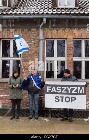 Oswiecim, Polen. 27. März, 2018. Holocaust Gedenktag. Ganz rechts die Aktivisten unter der Leitung von Piotr Rybak, zum Brennen einer Abbildung eines Juden früher überführt, organisierte im März auf den deutschen NS-Vernichtungslagers Auschwitz Birkenau angeblich polnischen Opfer des Vernichtungslagers zu feiern. Im Bild: Aktivisten der Opposition halten EU und Israelische Flaggen protestierten gegen Nationalismus. Credit: Filip Radwanski/Alamy leben Nachrichten Stockfoto