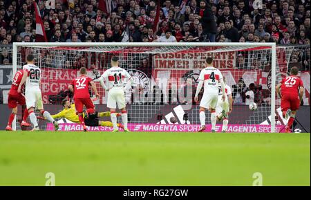 München, Deutschland. 27. Januar 2019. firo: 27.01.2019, Fuvuball, 1.Bundesliga, Saison 2018/2019, FC Bayern München - VFB Stuttgart, Robert Lewandowski, FC Bayern München, München, Bayern München, vollständige Abbildung, Strafe | Verwendung der weltweiten Kredit: dpa Picture alliance/Alamy leben Nachrichten Stockfoto