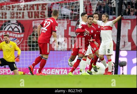 München, Deutschland. 27. Januar 2019. firo: 27.01.2019, Fuvuball, 1.Bundesliga, Saison 2018/2019, FC Bayern München - VFB Stuttgart, Serge Gnabry, FC Bayern München, München, Bayern München, vollständige Abbildung, Jubel, Geste | Verwendung der weltweiten Kredit: dpa Picture alliance/Alamy leben Nachrichten Stockfoto