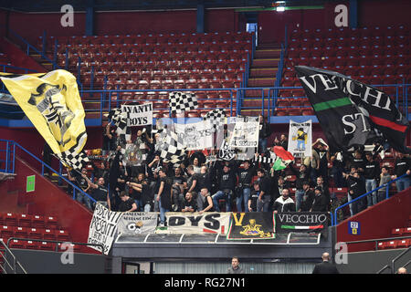 Foto Claudio Grassi - LaPresse 27 Maggio 2005 2019 Assago, Milano (Italia) Sport Warenkorb Serie A Postemobile Warenkorb 2018-2019 AX Armani Exchange Olimpia Milano - Segafredo Virtus Bologna Nella Foto: Ich tifosi della Segafredo Virtus Bologna Stockfoto