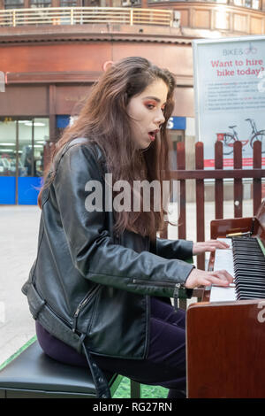 Glasgow, Schottland, Großbritannien. 27. Januar, 2019. Mya Brown ein 16 Jahre alte Musiker spielt Klavier, die auf die bahnhofshalle Hauptbahnhof steht und singt das Lied Kriechen durch die Rockband Radiohead. Credit: Skully/Alamy leben Nachrichten Stockfoto