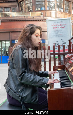 Glasgow, Schottland, Großbritannien. 27. Januar, 2019. Mya Brown ein 16 Jahre alte Musiker spielt Klavier, die auf die bahnhofshalle Hauptbahnhof steht und singt das Lied Kriechen durch die Rockband Radiohead. Credit: Skully/Alamy leben Nachrichten Stockfoto