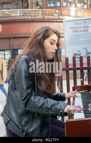Glasgow, Schottland, Großbritannien. 27. Januar, 2019. Mya Brown ein 16 Jahre alte Musiker spielt Klavier, die auf die bahnhofshalle Hauptbahnhof steht und singt das Lied Kriechen durch die Rockband Radiohead. Credit: Skully/Alamy leben Nachrichten Stockfoto