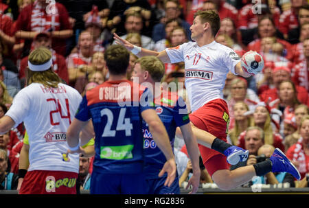 27 Januar 2019, Dänemark, Herning: Handball: WM Finale, Finale, Dänemark - Norwegen. Dänemarks Lasse Svan (r) wirft den Ball an der Norwegischen Ziel. Foto: Axel Heimken/dpa Stockfoto