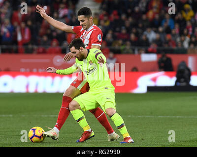 Girona, Spanien. 27. Januar 2019. LaLiga 2018 / 2019 Datum 21. Girona-Barcelona. Juanpe von Girona FC und Lionel Messi der FC das Spiel Barcelonaduring Girona-Barcelona Credit: Pro Schüsse/Alamy leben Nachrichten Stockfoto