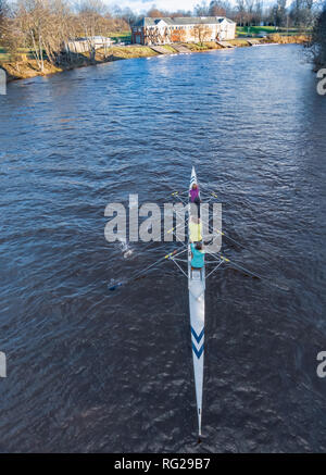 Glasgow, Schottland, Großbritannien. 27. Januar, 2019. UK Wetter. Weibliche Ruderer in einem vierfachen scull Training auf einem ruhigen Fluss Clyde an einem kalten, sonnigen Nachmittag. Credit: Skully/Alamy leben Nachrichten Stockfoto