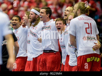 27 Januar 2019, Dänemark, Herning: Handball: WM Finale, Finale, Dänemark - Norwegen. Die dänischen Spieler jubeln für den Sieg nach dem Spiel. Dänemark wird Handball Weltmeister zum ersten Mal in der Geschichte. Foto: Axel Heimken/dpa Stockfoto