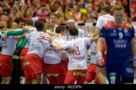 27 Januar 2019, Dänemark, Herning: Handball: WM Finale, Finale, Dänemark - Norwegen. Die dänischen Spieler jubeln für Sieg nach dem Spiel, während Norwegen Henrik Jakobsen (r) lässt sich die Tonhöhe enttäuscht. Dänemark wird Handball Weltmeister zum ersten Mal in der Geschichte. Foto: Axel Heimken/dpa Stockfoto