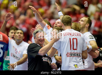 27 Januar 2019, Dänemark, Herning: Handball: WM Finale, Finale, Dänemark - Norwegen. Dänische Trainer Nikolaj B. Jacobsen (M) freut sich mit Nikolaj Römer Berg Markussen und andere Spieler nach dem Spiel. Dänemark wird Handball Weltmeister zum ersten Mal in der Geschichte. Foto: Axel Heimken/dpa Stockfoto