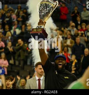 Birmingham, Großbritannien. 27. Januar, 2019. London Lions Kapitän Joe Ikhinmwin hebt die 2019 British Basketball League (BBL) Schale nach seinem Team beat Glasgow Felsen 68-54 in der Endrunde an Arena Birmingham. Credit: Gill Prince/Alamy Leben Nachrichten. Stockfoto