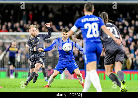 London, Großbritannien. 27. Januar 2019. Mateo Kovacic von Chelsea während der vierten Runde des FA Cup Match zwischen Chelsea und Sheffield Mittwoch an der Stamford Bridge, London, England am 27. Januar 2019. Foto von Adamo di Loreto. Nur die redaktionelle Nutzung, eine Lizenz für die gewerbliche Nutzung erforderlich. Keine Verwendung in Wetten, Spiele oder einer einzelnen Verein/Liga/player Publikationen. Credit: UK Sport Pics Ltd/Alamy leben Nachrichten Stockfoto