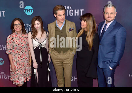 Sarah Aubrey, Indien Eisley, Chris Pine, Patty Jenkins und Sam Sheridan bei der Premiere der TNT-Miniserie "Die Nacht" im Harmony Gold Theater bin. Los Angeles, 24.01.2019 | Verwendung weltweit Stockfoto