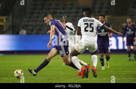 Brüssel, Belgien - 27. Januar: Ivan Santini von Anderlecht und felsigen Bushiri von Kas Eupen Kampf um den Ball während der Jupiler Pro League Spieltag 23 zwischen RSC Anderlecht und KAS Eupen am 27. Januar 2019 in Brüssel, Belgien. (Foto von Vincent Van D Stockfoto