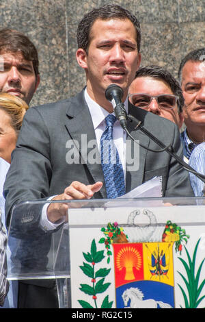 Caracas, Venezuela. 25 Jan, 2019. Interim Präsident von Venezuela, Juan Guaidó, bei der Pressekonferenz auf der Plaza Bolívar de Chacao statt. Caracas. Venezuela. Credit: Jimmy Villalta/Alamy leben Nachrichten Stockfoto