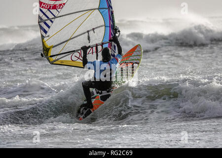 West, Strand West Wittering, Sussex. 27. Januar 2019. Gale force Winds heute entlang der Südküste. Windsurfer auf die Bedingungen an der West Wittering Strand in West Sussex. Credit: James Jagger/Alamy leben Nachrichten Stockfoto