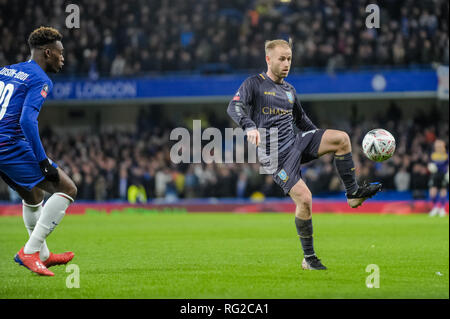 London, Großbritannien. 27. Januar 2019. Barry Bannan von Sheffield Mittwoch während der vierten Runde des FA Cup Match zwischen Chelsea und Sheffield Mittwoch an der Stamford Bridge, London, England am 27. Januar 2019. Foto von Adamo di Loreto. Nur die redaktionelle Nutzung, eine Lizenz für die gewerbliche Nutzung erforderlich. Keine Verwendung in Wetten, Spiele oder einer einzelnen Verein/Liga/player Publikationen. Credit: UK Sport Pics Ltd/Alamy leben Nachrichten Stockfoto