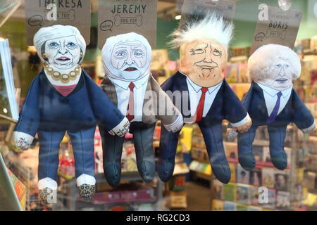 London, Großbritannien. 27 Jan, 2019. Humorvoll Puppen von Politikern zum Verkauf an der London Shop gesehen - Theresa May (der britische Premierminister), Jeremy Corbyn (Führer der britischen Labour Party) Donald Trump (US-Präsident) und Boris Johnson Credit: Keith Mayhew/SOPA Images/ZUMA Draht/Alamy leben Nachrichten Stockfoto