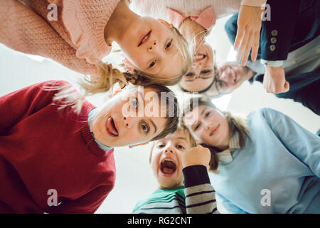 Lustige Studenten und Lehrer im Team im Klassenzimmer der Schule Stockfoto