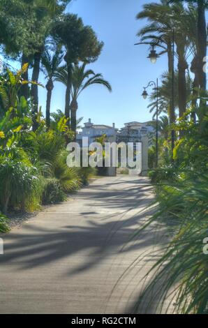 HDR-Bild von den von Bäumen gesäumten Eingang zu EL Cason das Klubhaus, Restaurant und Bar im Hacienda Riquelme Golf Resort Stockfoto