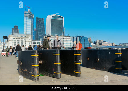 London Bridge Sicherheit und Anti-Terror-Barrieren Stockfoto