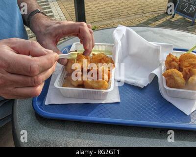 Zwei Kartons mit gebratenen Fisch mit Sauce Stockfoto