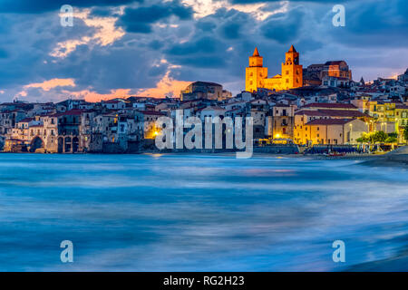 Cefalu an der Nordküste von Sizilien vor Sonnenaufgang Stockfoto