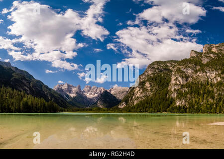 Alpine Landschaft am See Dürrensee, Lago Di Landro, der Berg Monte Cristallo in der Ferne Stockfoto