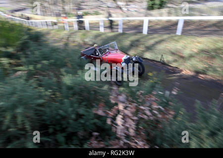 Ein Wettbewerber nimmt auf die "Test Hill', wie Sie an jährlichen treibenden Tests die Vintage Sports-Car Club's an das Brooklands Museum, Weybridge, Surrey. Stockfoto