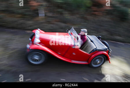 Ein Wettbewerber nimmt auf die "Test Hill', wie Sie an jährlichen treibenden Tests die Vintage Sports-Car Club's an das Brooklands Museum, Weybridge, Surrey. Stockfoto