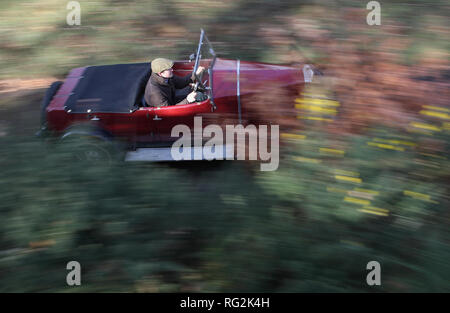 Ein Wettbewerber nimmt auf die "Test Hill', wie Sie an jährlichen treibenden Tests die Vintage Sports-Car Club's an das Brooklands Museum, Weybridge, Surrey. Stockfoto