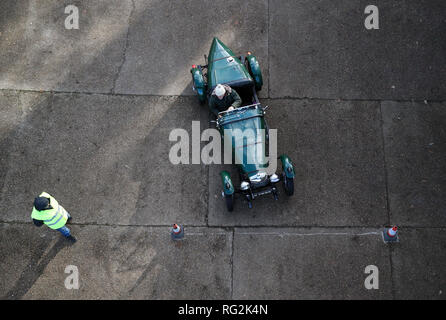 Ein Wettbewerber nimmt auf die "Test Hill', wie Sie an jährlichen treibenden Tests die Vintage Sports-Car Club's an das Brooklands Museum, Weybridge, Surrey. Stockfoto