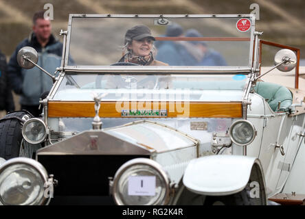 Ein Teilnehmer eines Rolls-Royce Silver Ghost aus dem Jahr 1912 nimmt an den jährlichen Fahrtests des Vintage Sports-Car Club im Brooklands Museum in Weybridge, Surrey, Teil. Stockfoto