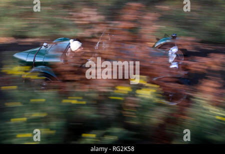 Ein Wettbewerber nimmt auf die "Test Hill', wie Sie an jährlichen treibenden Tests die Vintage Sports-Car Club's an das Brooklands Museum, Weybridge, Surrey. Stockfoto